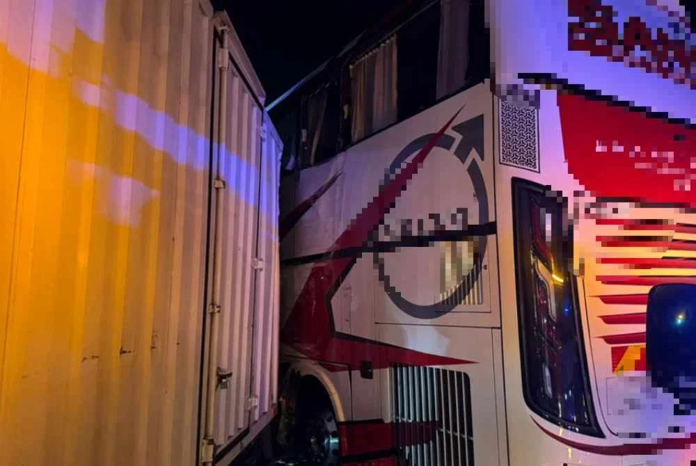 Bas ekspres bawa 42 penumpang terlibat kemalangan dengan lori